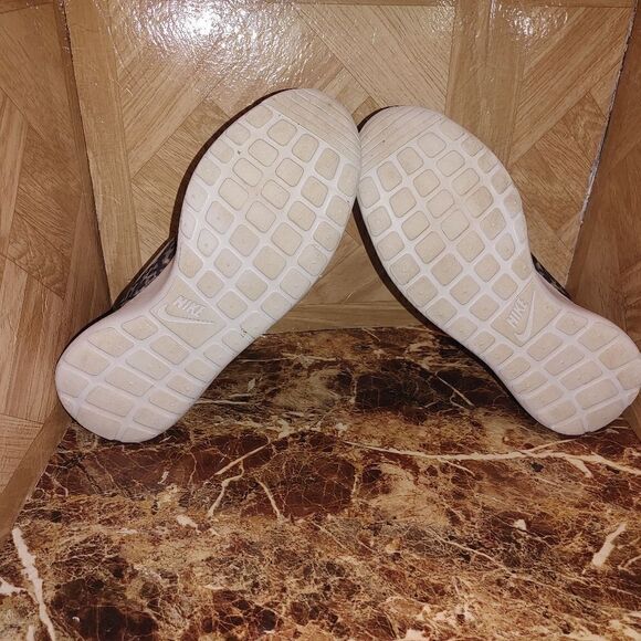 Nike women's Roshe run print running shoes sneaker size 9.5. 402 - Picture 5 of 13